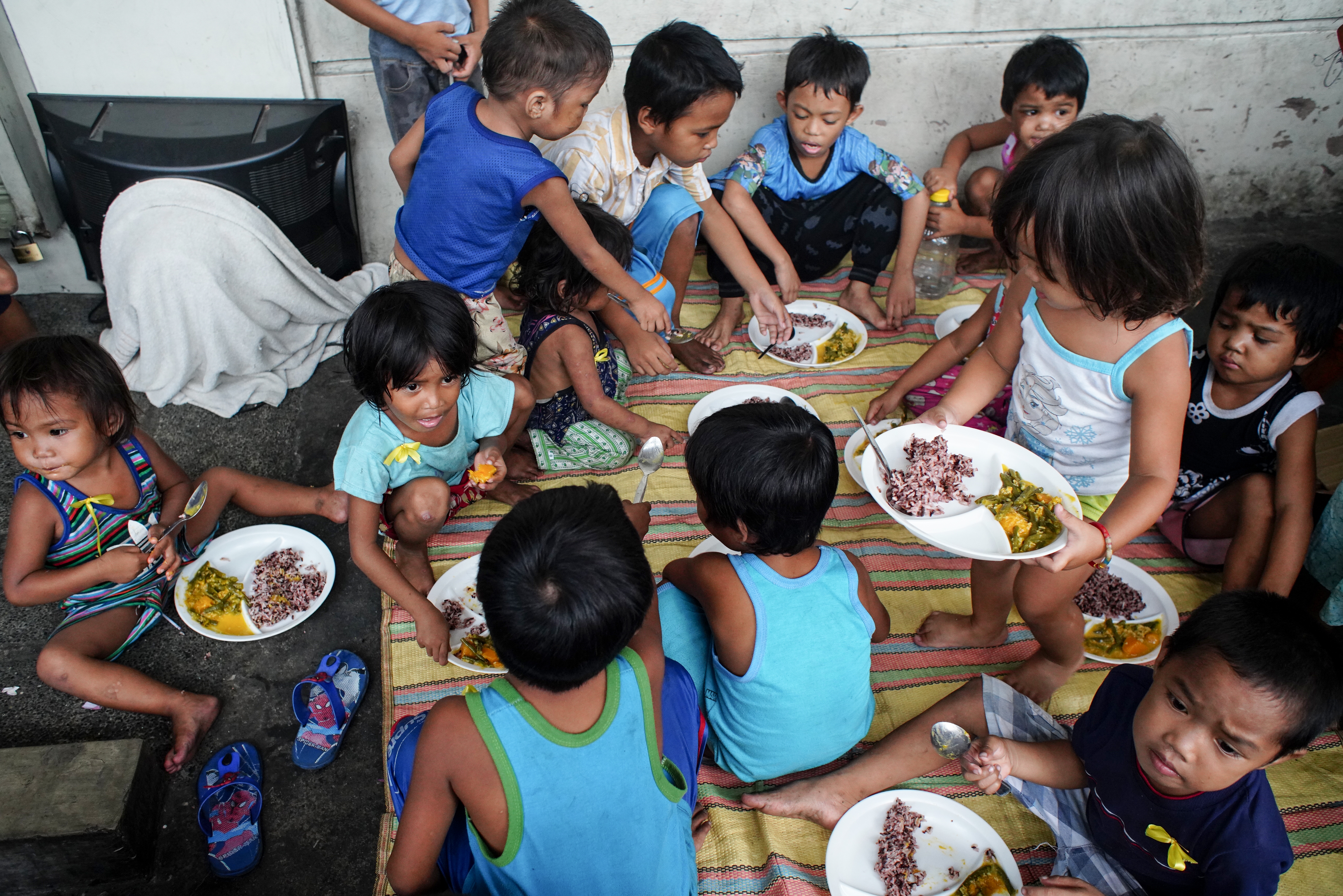 Distribution de repas aux enfants