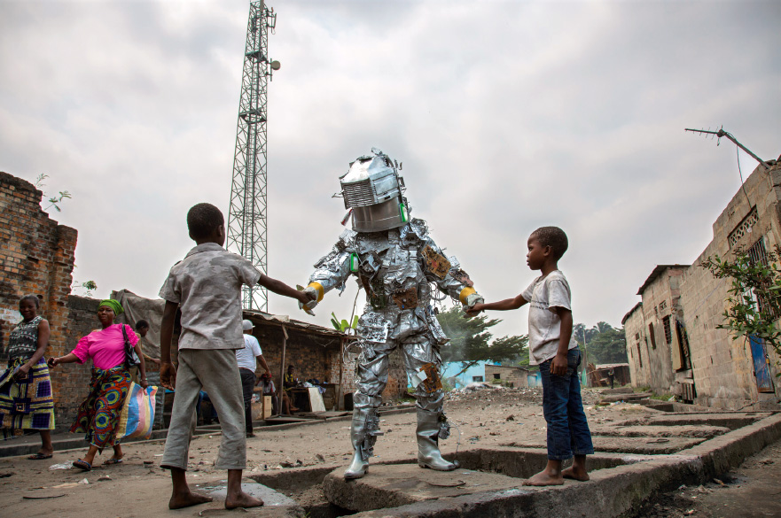 Michel Ekeba est le "Kongo Astronaute", avec sa tenue en composants informatiques récupérés sur les marchés de Kinshasa