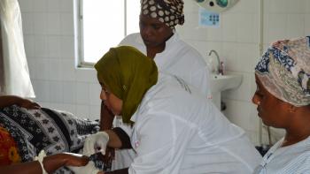 woman cared for in delivery room, health