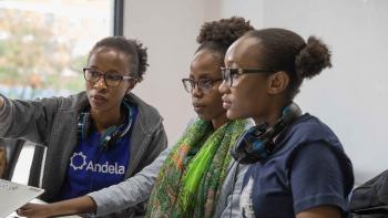 Jeunes africaines développant leurs compétences technologies avant de chercher un emploi dans ce secteur © Backdrop Agency / AFD Proparco