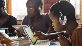 Des étudiants burundais utilisent une médiathèque portable près de Bujumbura, fournie par Bibliothèques sans frontières.