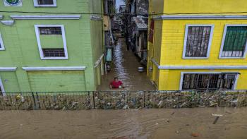 Moradores mergulham nas águas após o tufão Vamco