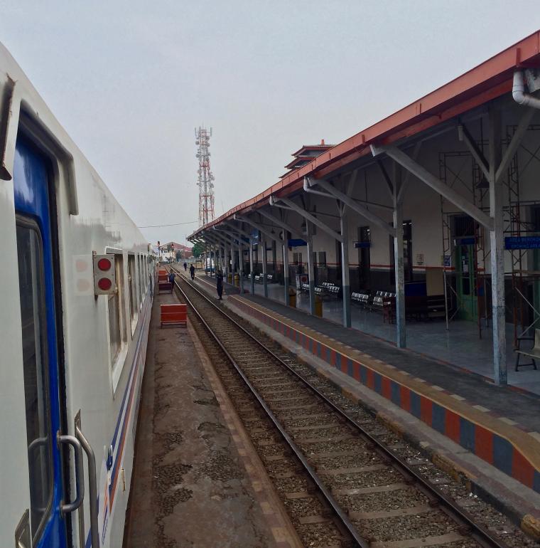 Indonésie train ligne ferroviaire station Banjar pour Bandung