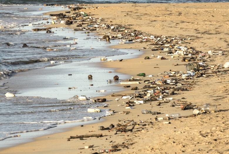 Débris plastique sur une plage