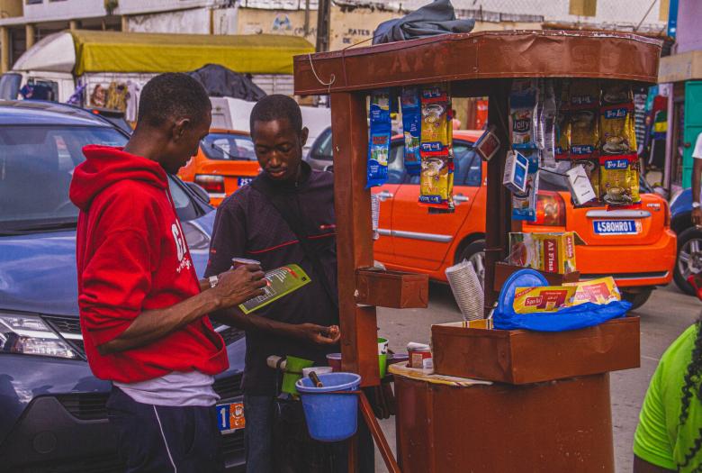 Vendeur de café dans une rue de Côte d'Ivoire