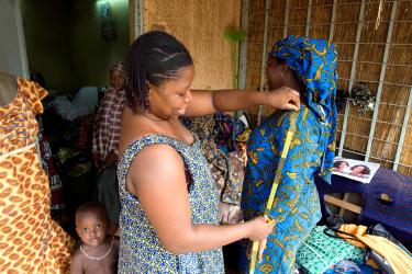 Atelier de couture dans le quartier Abidjan à Niamey dont la promotrice, Mme Ariatou Moussa (à gauche) a bénéficié de l'aide financière de ACEP-Niger pour la création de son entreprise. 