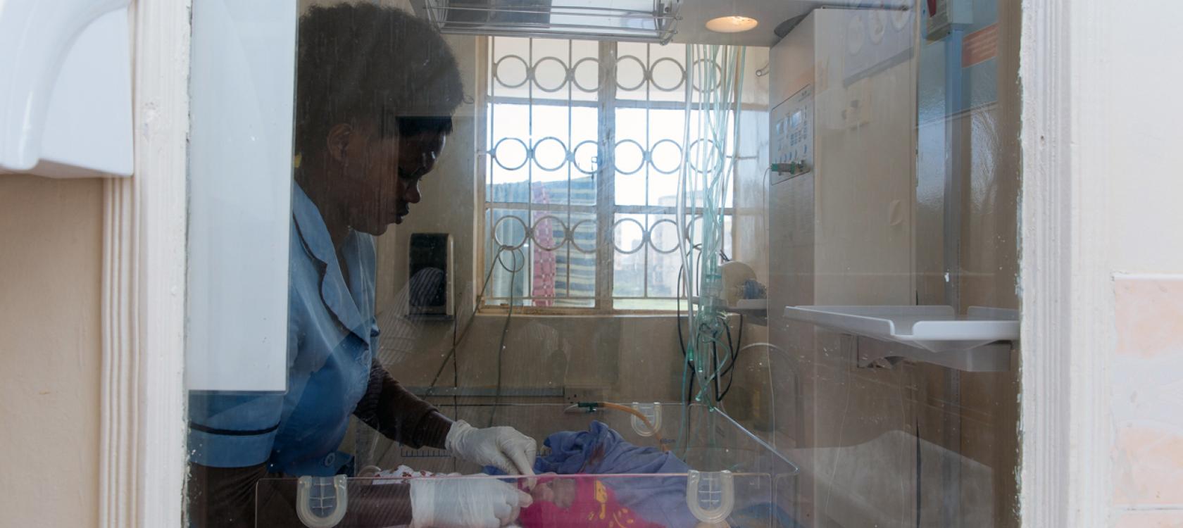 Kenya-Santé-MCF-Une infirmière fait la toilette d'un nouveau-né