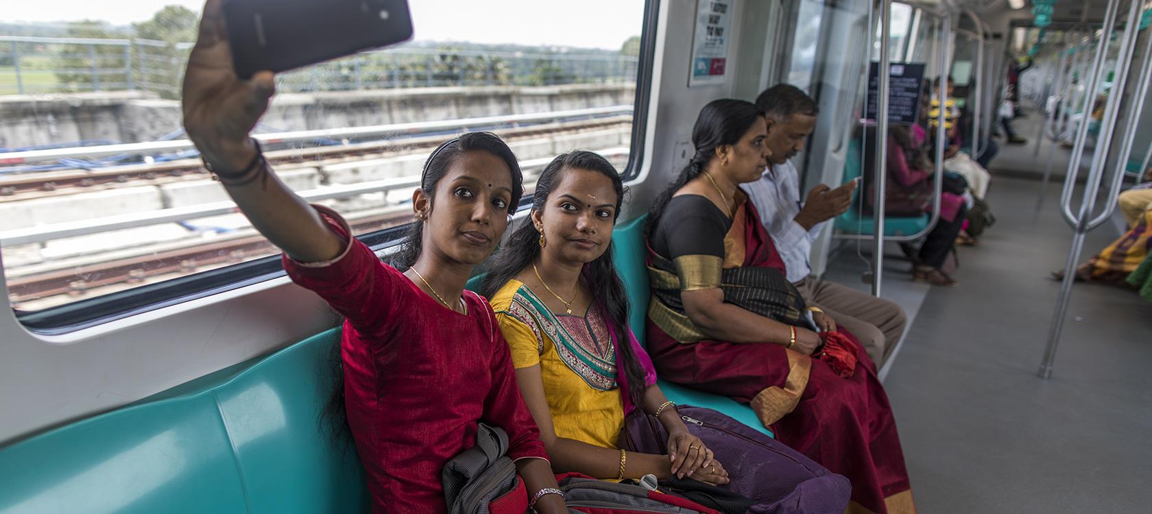 India, Kochi, Vishwanathan, girls taking selfie