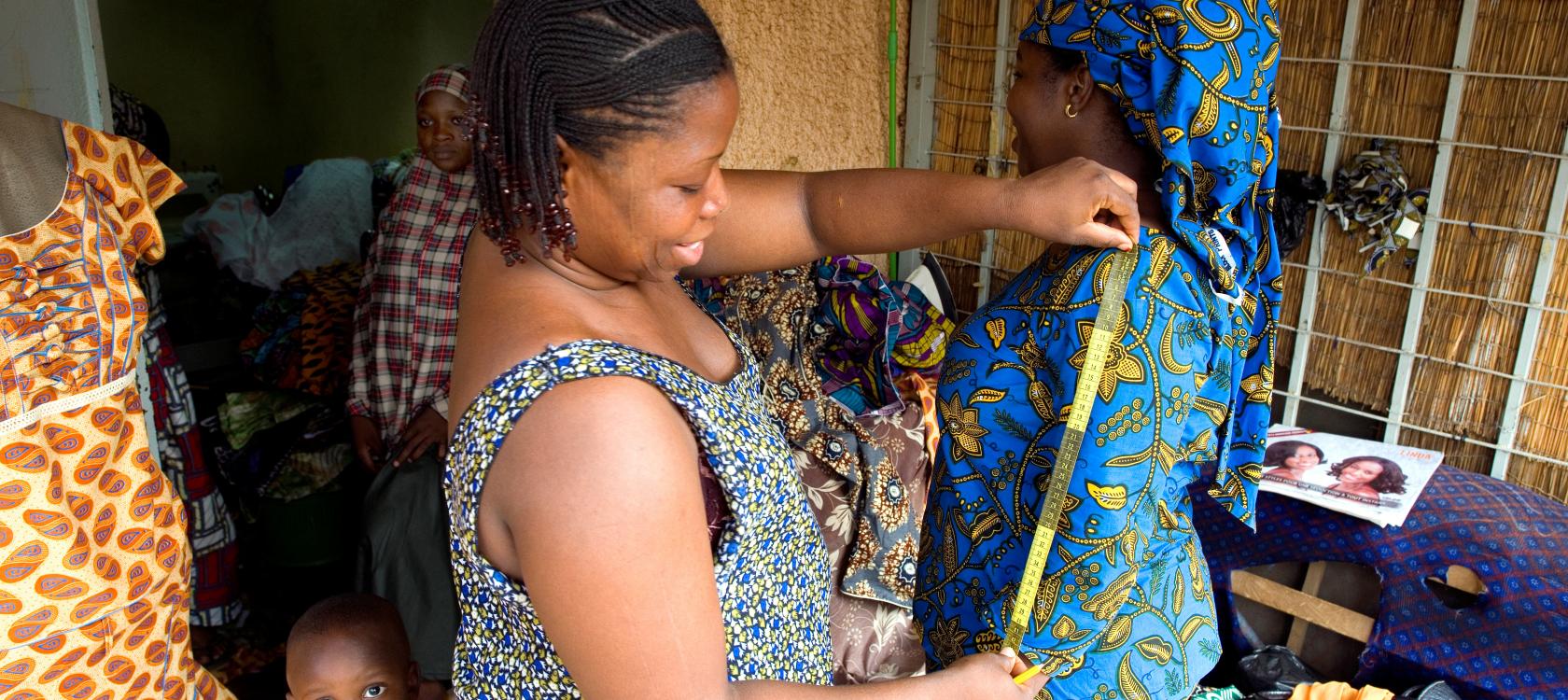 Atelier de couture dans le quartier Abidjan à Niamey dont la promotrice, Mme Ariatou Moussa (à gauche) a bénéficié de l'aide financière de ACEP-Niger pour la création de son entreprise. 