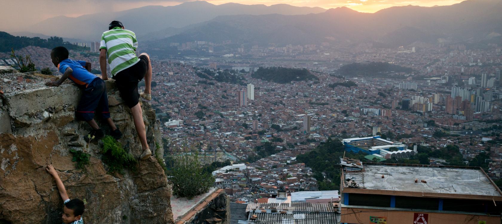 Enfants, paysage urbain, Medellín, Colombie