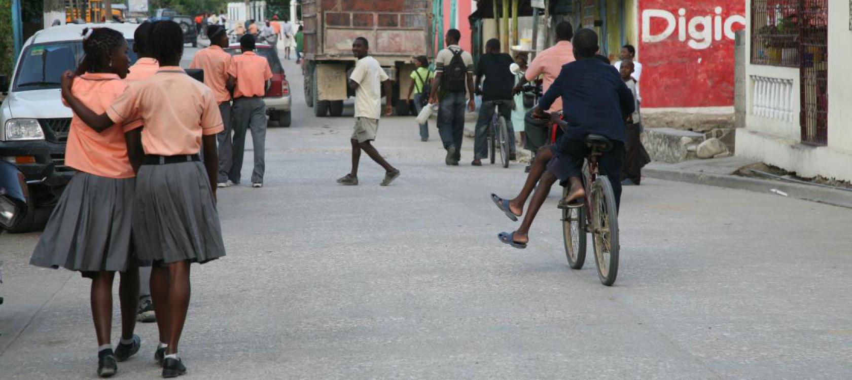 Haïti, ville, rue, filles, vélo
