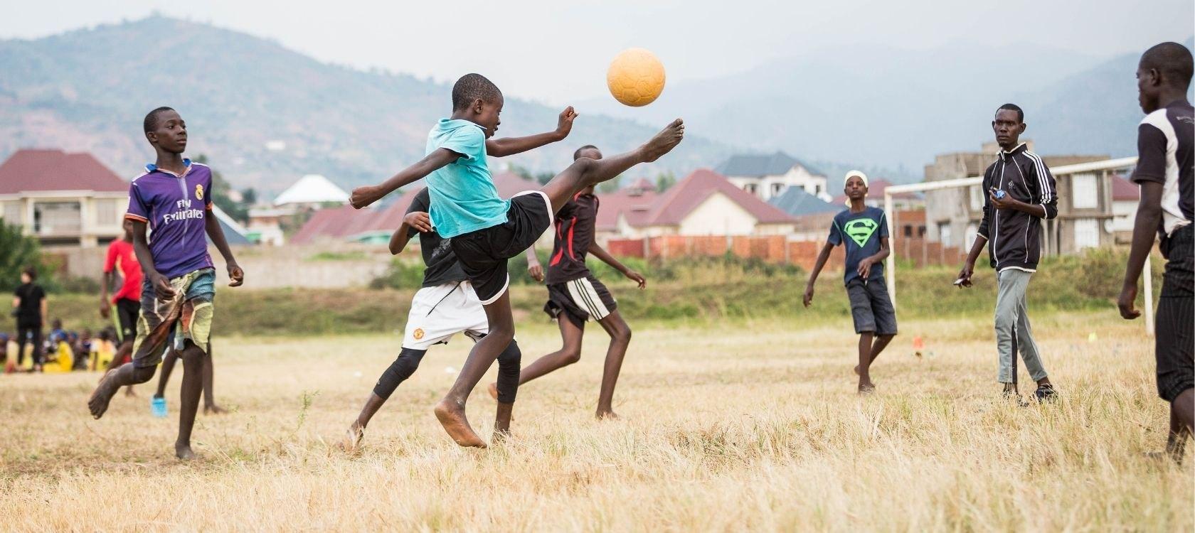 Dr. Uzziel Ndagijimana et Rémy Rioux signent une convention de financement en soutien à la politique du sport scolaire au Rwanda