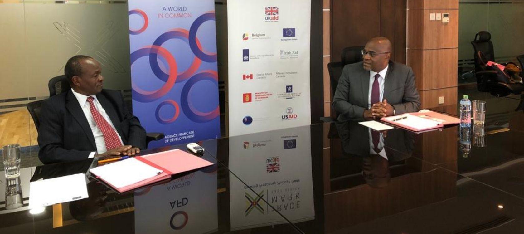 Christian Yoka, Directeur régional pour l'AFD en Afrique de l’Est, et le Président de Trademark Eeast Africa, Amb. Erastus Mwencha, ont signé une convention de subvention de 29,9 millions d'euros