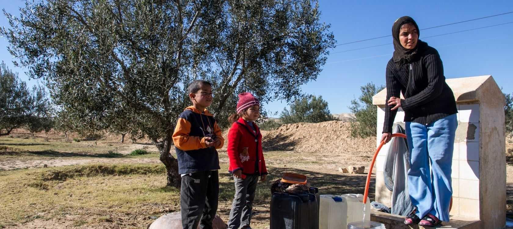 En Tunisie, la corvée d’eau est généralement assurée par les femmes