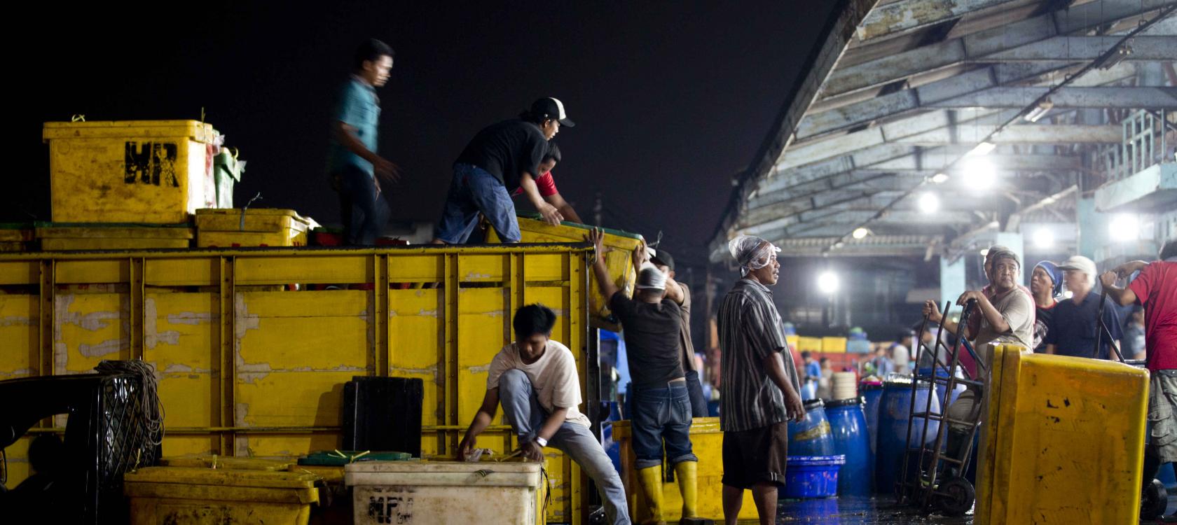 L'activité au marché aux poissons de Muara Baru à Jakarta, en Indonésie, le lundi 21 janvier 2019.