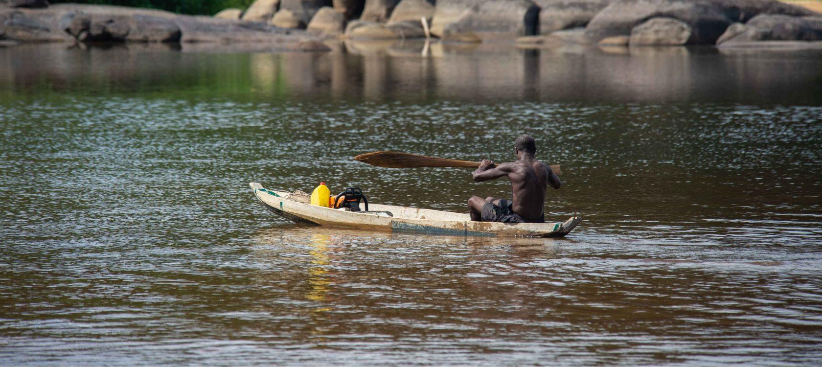 Pêcheur sur une pirogue au Suriname