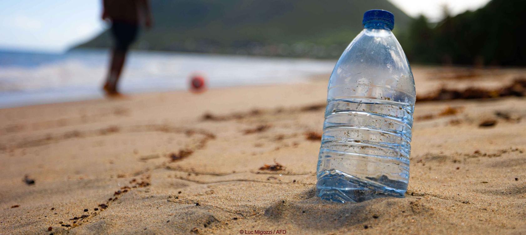 Bouteille plastique sur la plage du Diamant, Martinique