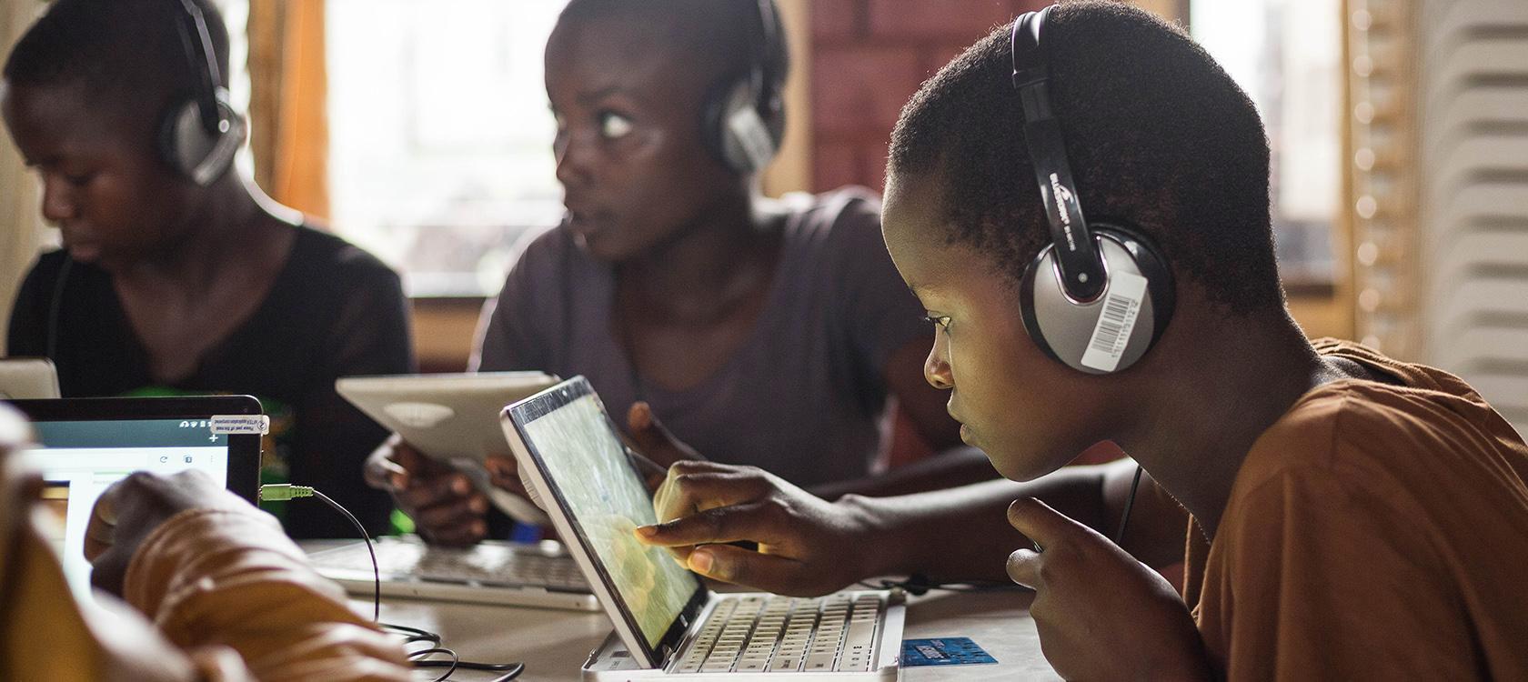 Des étudiants burundais utilisent une médiathèque portable près de Bujumbura, fournie par Bibliothèques sans frontières.