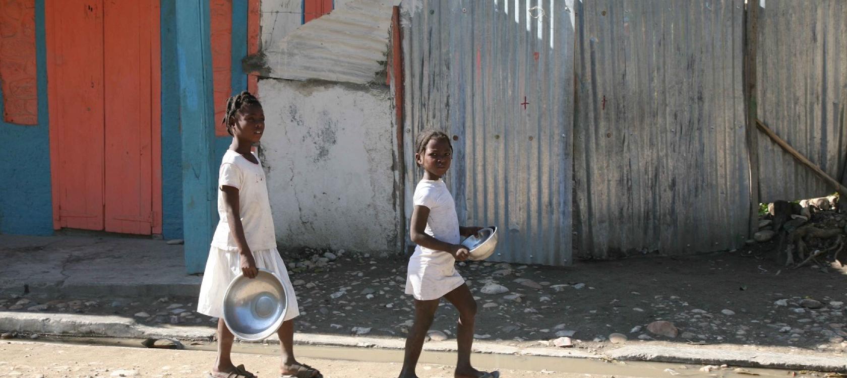 petites filles dans rue haiti