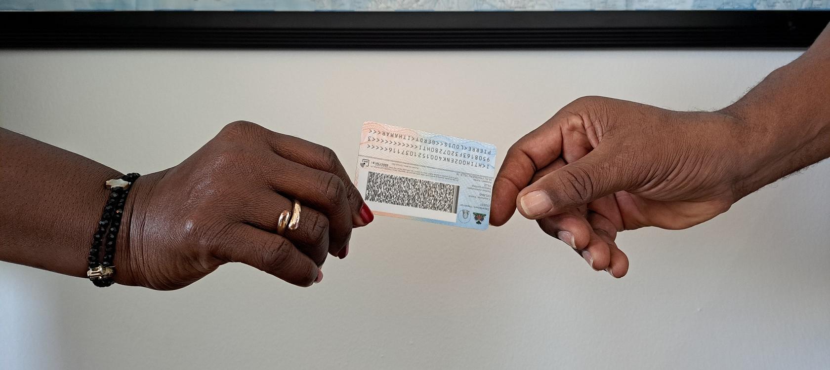 Être privé de papiers d'identité complique l'accès aux services essentiels et à la participation citoyenne