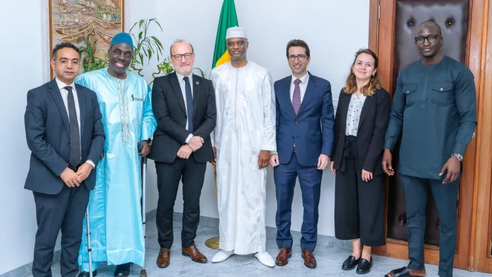 Mihoub Mezouaghi, Directeur de l'AFD au Sénégal; Mamour Ousmane Ba, Directeur de la Coopération Economique et Financière du Ministère de l'Economie, du Plan et de la Coopération internationale; Rémy Rioux, Directeur général de l'Agence française de développemnt; M. Abdourahmane Sarr, Ministre de l’Economie, du Plan et de la Coopération internationale; Florian Blazy, Ministre-conseiller de l'ambassade de France au Sénégal; Gaelle Masson, Conseillère discours et études au cabinet du Directeur de l'AFD, Yabsa