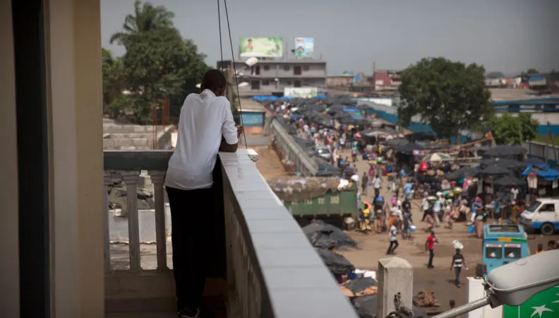 Balcon, Côte d'Ivoire, homem, rua