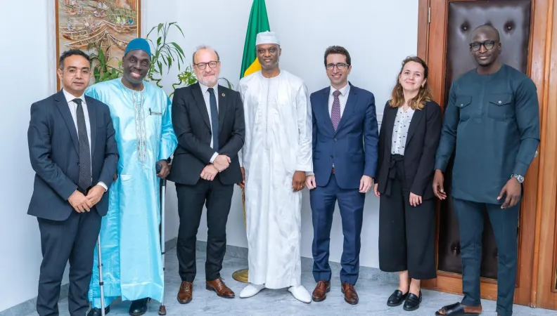 Mihoub Mezouaghi, Directeur de l'AFD au Sénégal; Mamour Ousmane Ba, Directeur de la Coopération Economique et Financière du Ministère de l'Economie, du Plan et de la Coopération internationale; Rémy Rioux, Directeur général de l'Agence française de développemnt; M. Abdourahmane Sarr, Ministre de l’Economie, du Plan et de la Coopération internationale; Florian Blazy, Ministre-conseiller de l'ambassade de France au Sénégal; Gaelle Masson, Conseillère discours et études au cabinet du Directeur de l'AFD, Yabsa