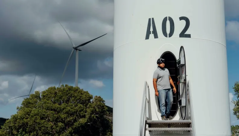 Un technicien de maintenance dans le pied d'une éolienne