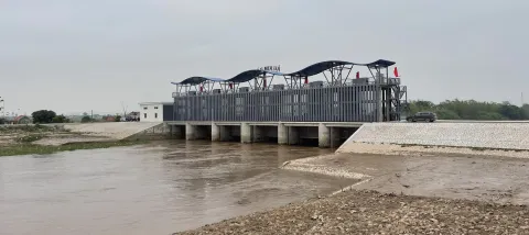 Un nouveau barrage-écluse pour lutter contre les effets du changement climatique à Kim Son, dans la province de Ninh Binh, Vietnam