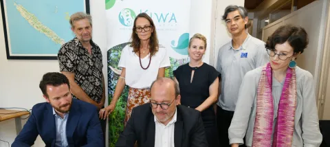 De gauche à droite (assis) : Charles Trottmann (AFD, Directeur du Dpt 3 Oceans), Remy Rioux (Directeur Général de l'AFD), Caroline Edant (AFD, Chargée de mission Régionale Biodiversité et Climat), (Debout) - Dr Steven Barraclough (Consul par interim d'Australie en Nouvelle-Calédonie), Virginie Bleitrach (AFD, Directrice Régionale Pacifique), Felicity Roxburgh (Consule General de Nouvelle Zélande en Nouvelle-Calédonie), Son Excellence Sujiro Seam (Ambassadeur de l'Union européenne pour le Pacifique, Délégati