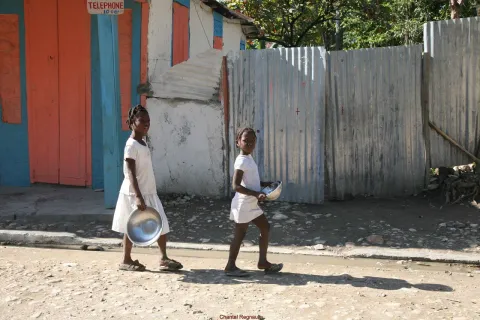 petites filles dans rue haiti