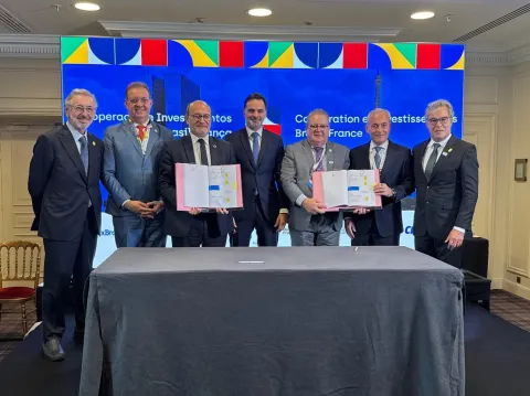 Signature contrat d'investissement entre l'AFD et la BRDE